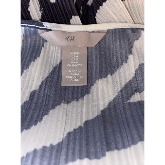 H&M Grey Dark V-Neck Zebra Animal Print A-Line Sleeves Elastic Wristband EUC - Picture 12 of 12